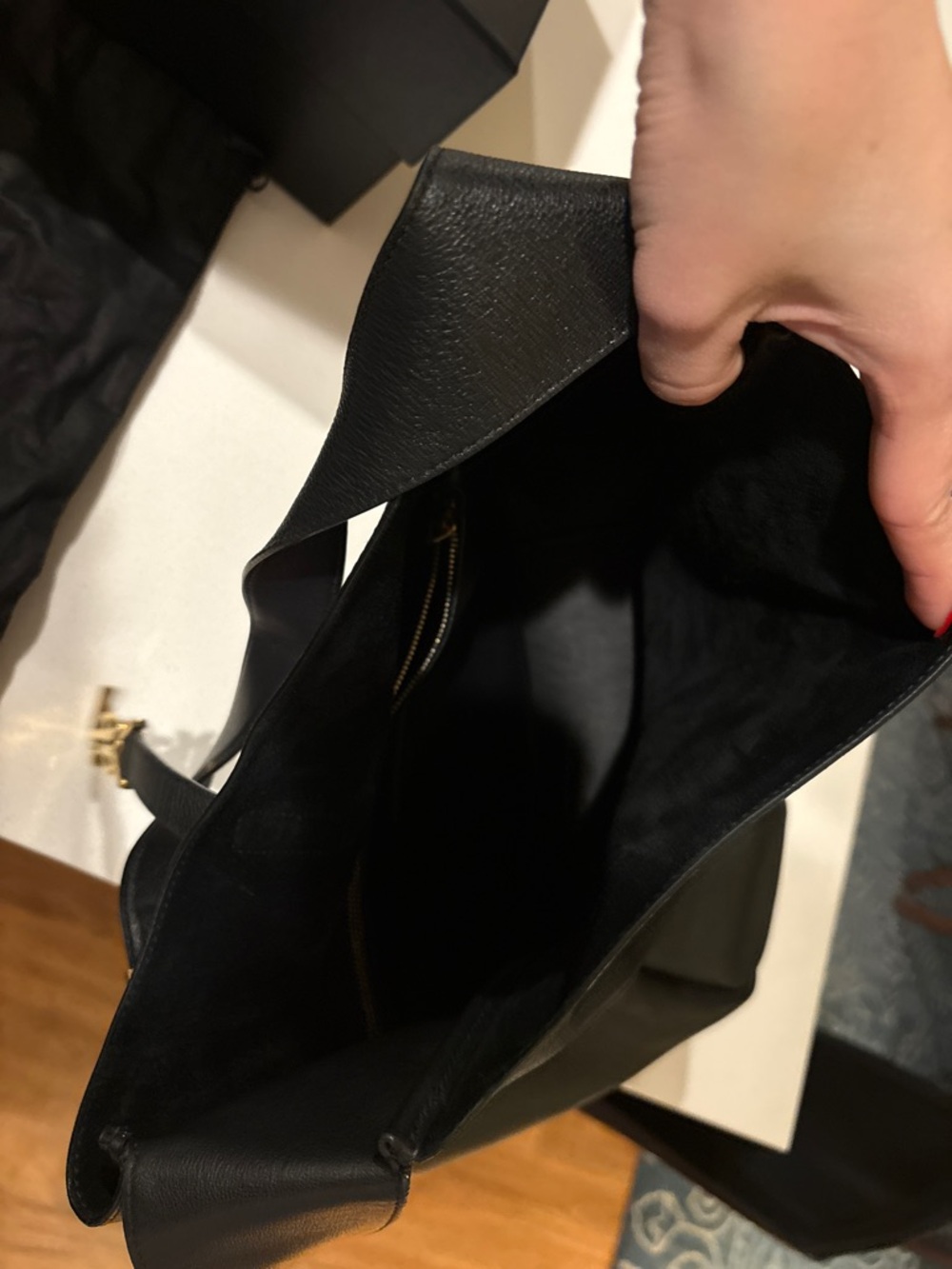 Saint Laurent LE 5 À 7 SUPPLE LARGE IN GRAINED LEATHER
BLACK - Picture 8 of 12